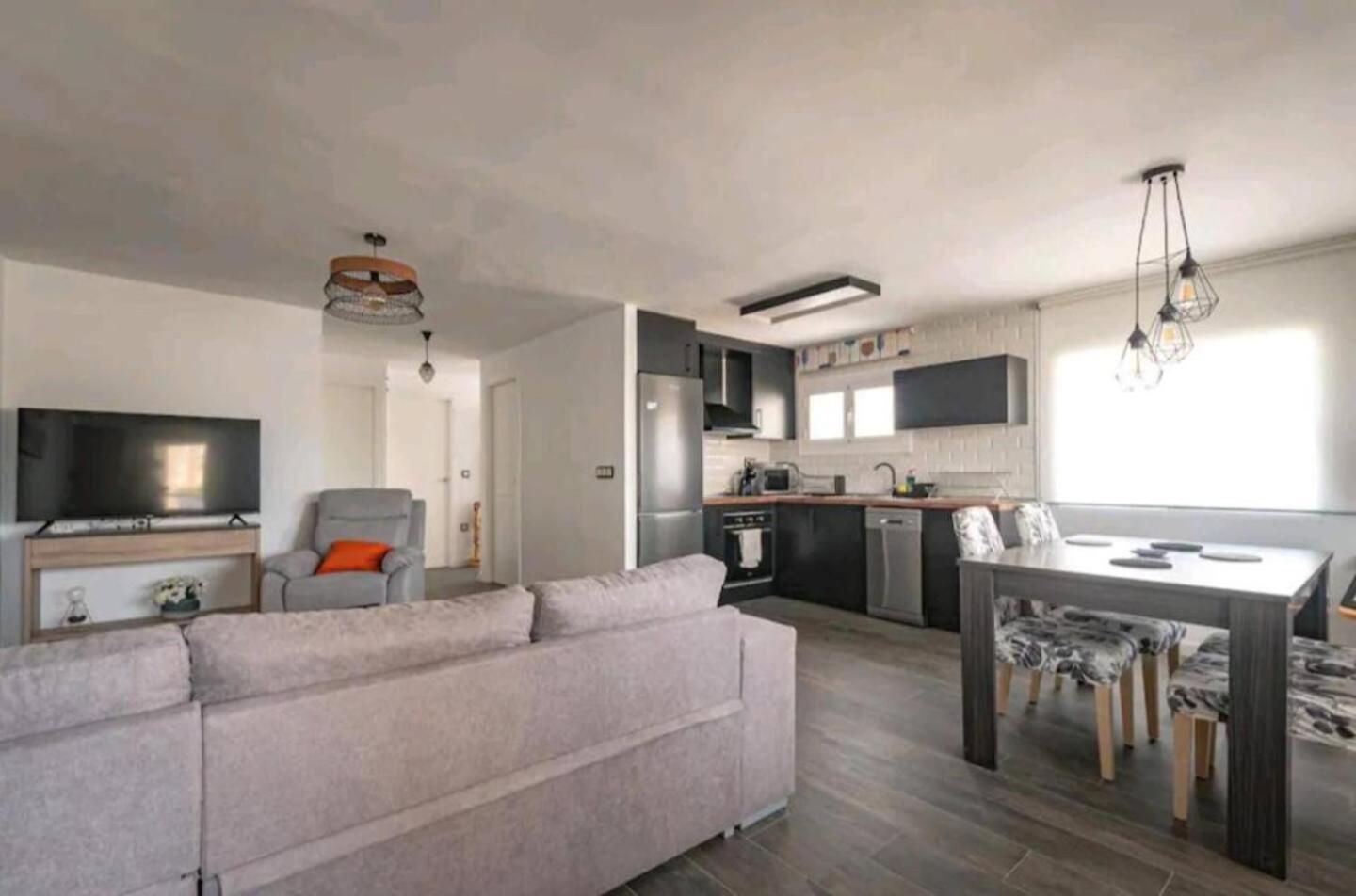 Stylish & Fully Furnished 3 Bedrooms Flat -4 Min Walk To Beautiful Beach 알리칸테 외부 사진