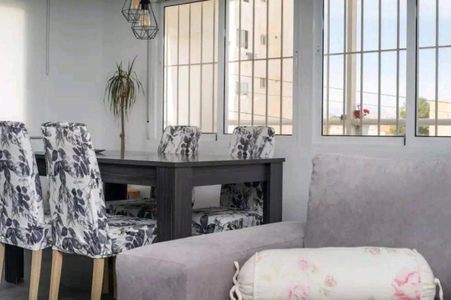 Stylish & Fully Furnished 3 Bedrooms Flat -4 Min Walk To Beautiful Beach 알리칸테 외부 사진