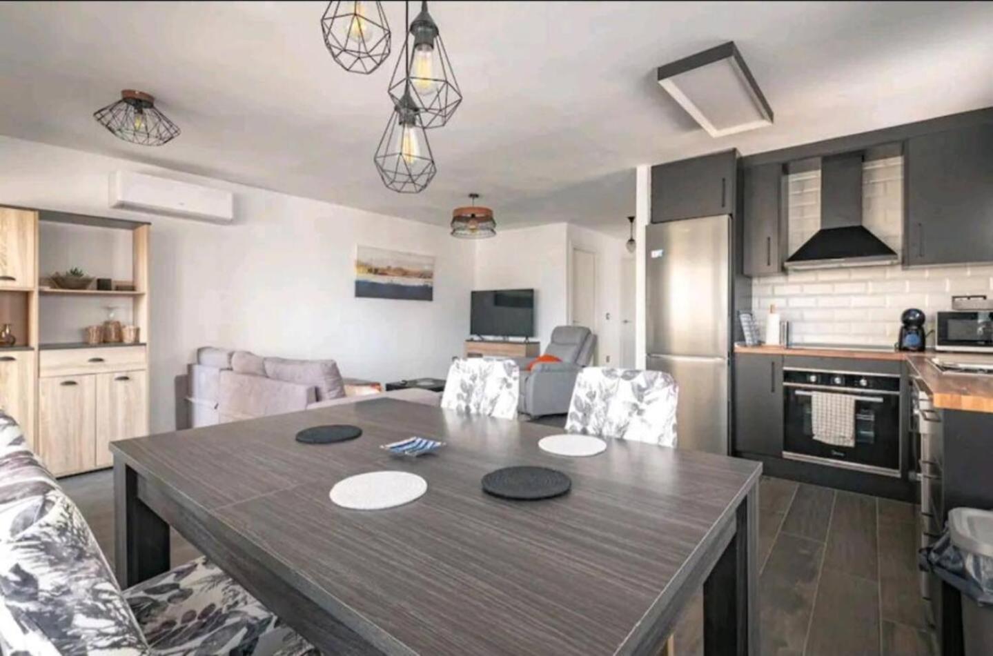 Stylish & Fully Furnished 3 Bedrooms Flat -4 Min Walk To Beautiful Beach 알리칸테 외부 사진
